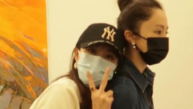 关悦|董璇和闺蜜带孩子看展，关悦俩女儿罕露正脸，老大长发披肩好清纯