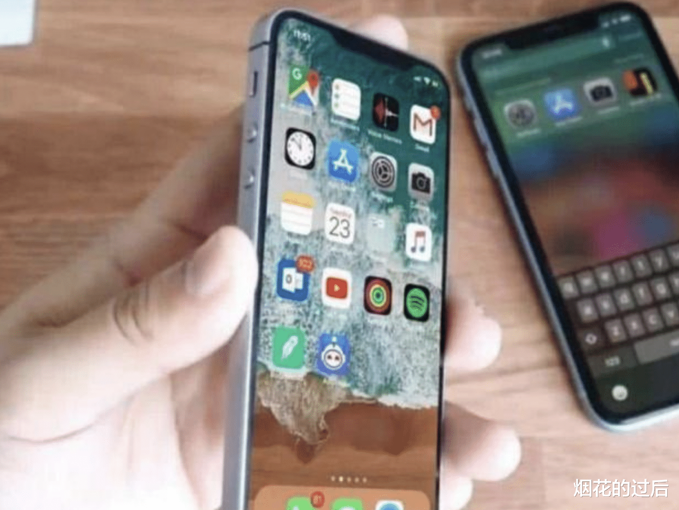 苹果|同样的机器,在苹果店里的iphone全部是右边这种白亮通透的