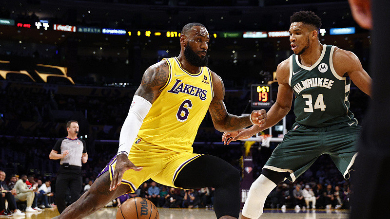 字母哥|44+14+8，字母哥和詹姆斯对飙！打破NBA纪录，成历史第一人