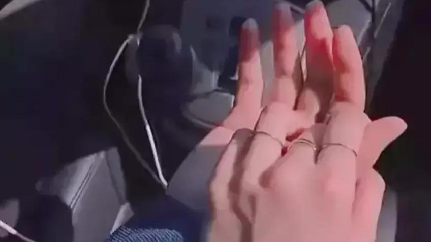 陈萌|陈萌晒与朱小伟牵手照，网友：小伟终于能搞了