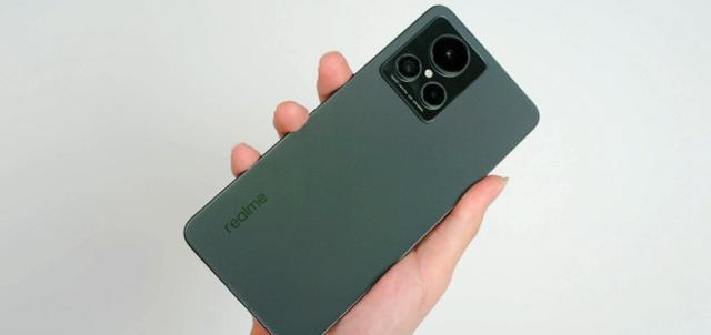 小米科技|真我GT2大师探索版对比小米12：差距500元，有多大区别？