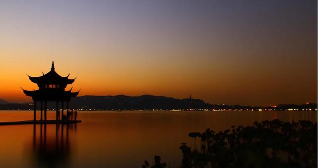 |雷军很大度，12+512G小米11Ultra降2500元，幸福猝不及防