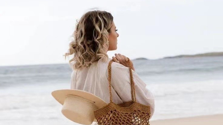 今夏流行一种包包：叫“乞丐包”，有品位的女人都在用，优雅时髦