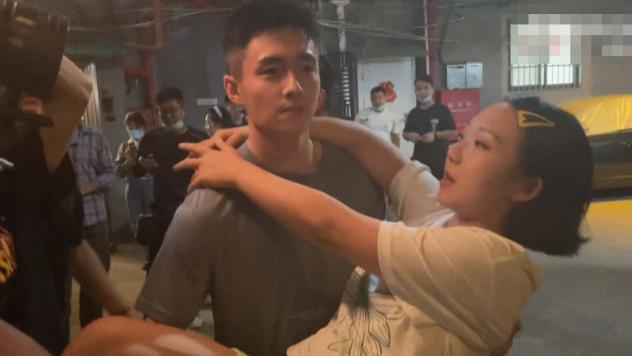 辣目洋子|辣目洋子晒“公主抱”实际拍摄过程，原来公主抱还可以这么拍出来！