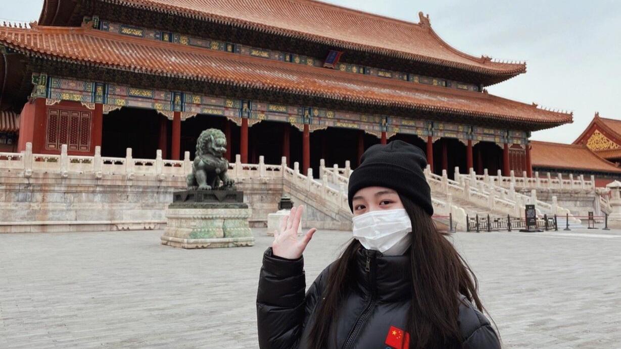 麻花辫|朱易晒游玩故宫+环球影城，扎麻花辫秀一字马：下雪的故宫太美了