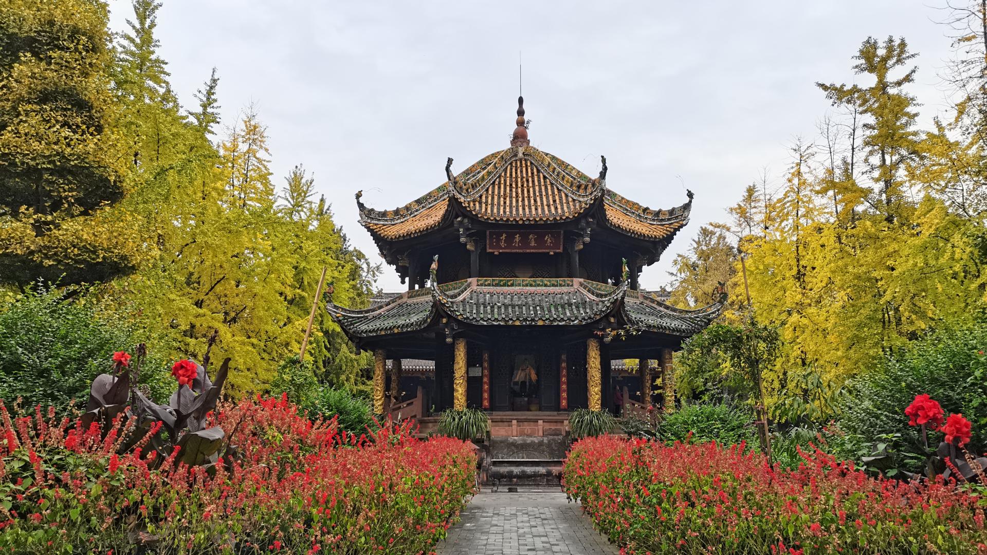 建于周朝的道观，留存于闹市，中轴线上串起八个殿宇，值得来打卡