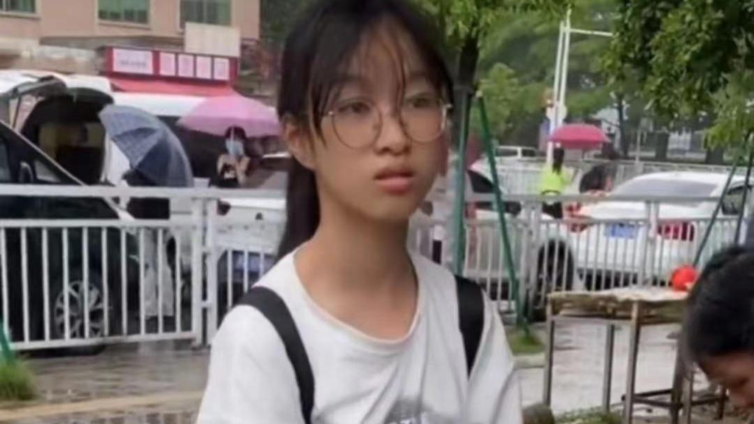 招聘|17岁的女高中生独自去外地打工，而工厂早已停止招聘，难过神情看着让人心疼