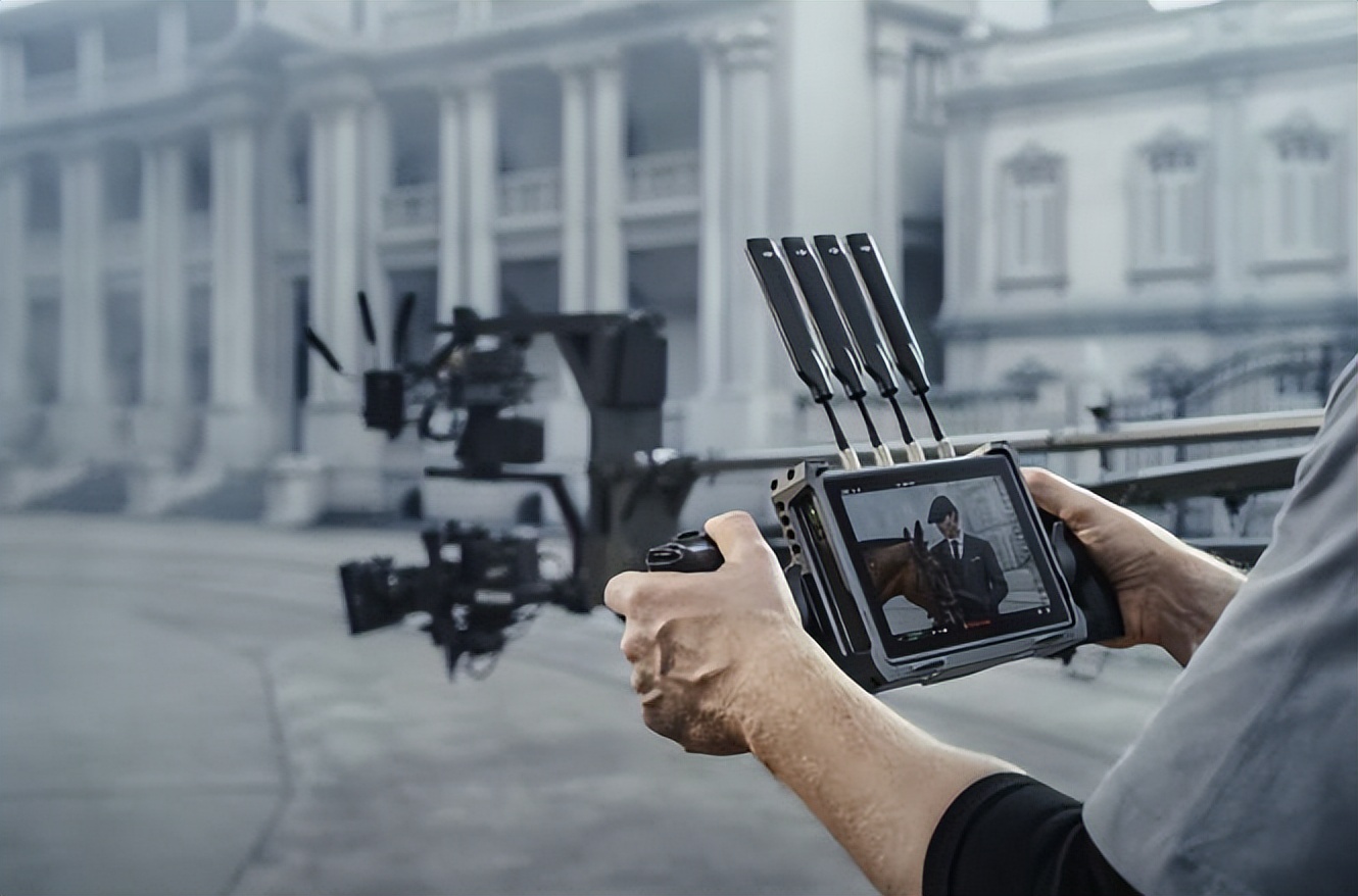 dji|DJI大疆的RS3无反光镜相机稳定器可自动解锁,更易于平衡