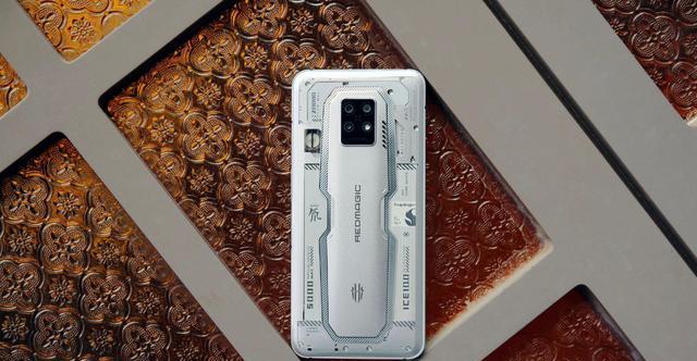 一加科技|骁龙8+首款屏下摄像头手机发布，配备独立散热风扇，充电高达135W