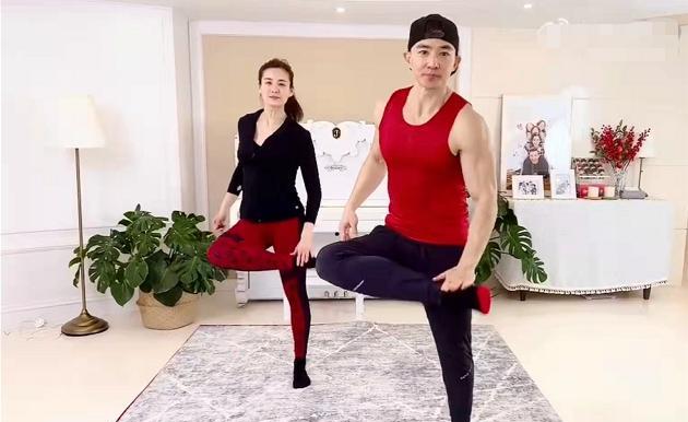 |“跟跳1小时刘畊宏毽子操，我手脚发麻、头晕眼花……”（漫画）