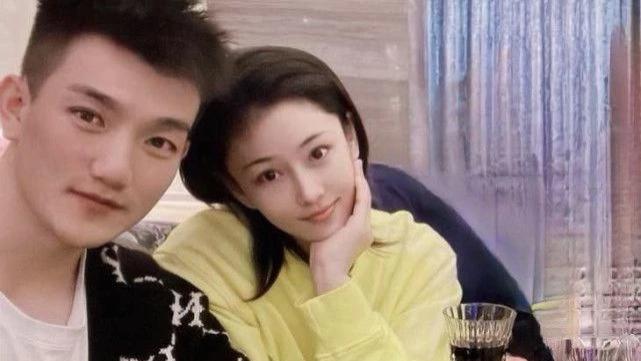 张馨予|军嫂张馨予真是嫁对人了！老公穿开衫明星脸超帅，高调约会超甜蜜