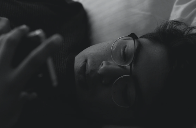 充电器|手机能不能整晚放床头?充完电可以不拔插头吗?大部分人都误会了