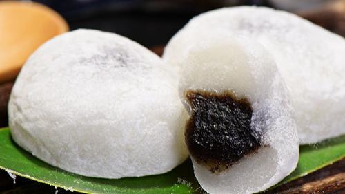 牛奶|把糯米粉倒进滚烫牛奶里，瞬间变美食，老阿姨拿手绝活，营养解馋