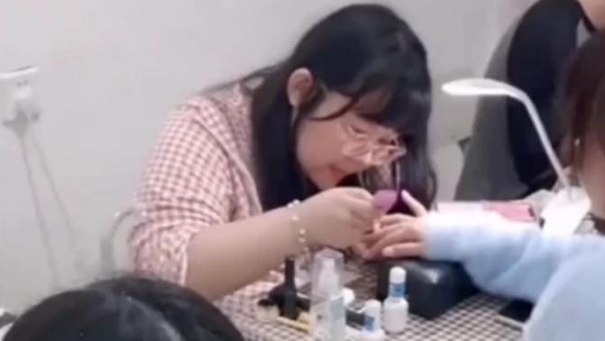 冬瓜 福建6名女大学生了不起，用课余时间在宿舍开美甲店，月入2万多