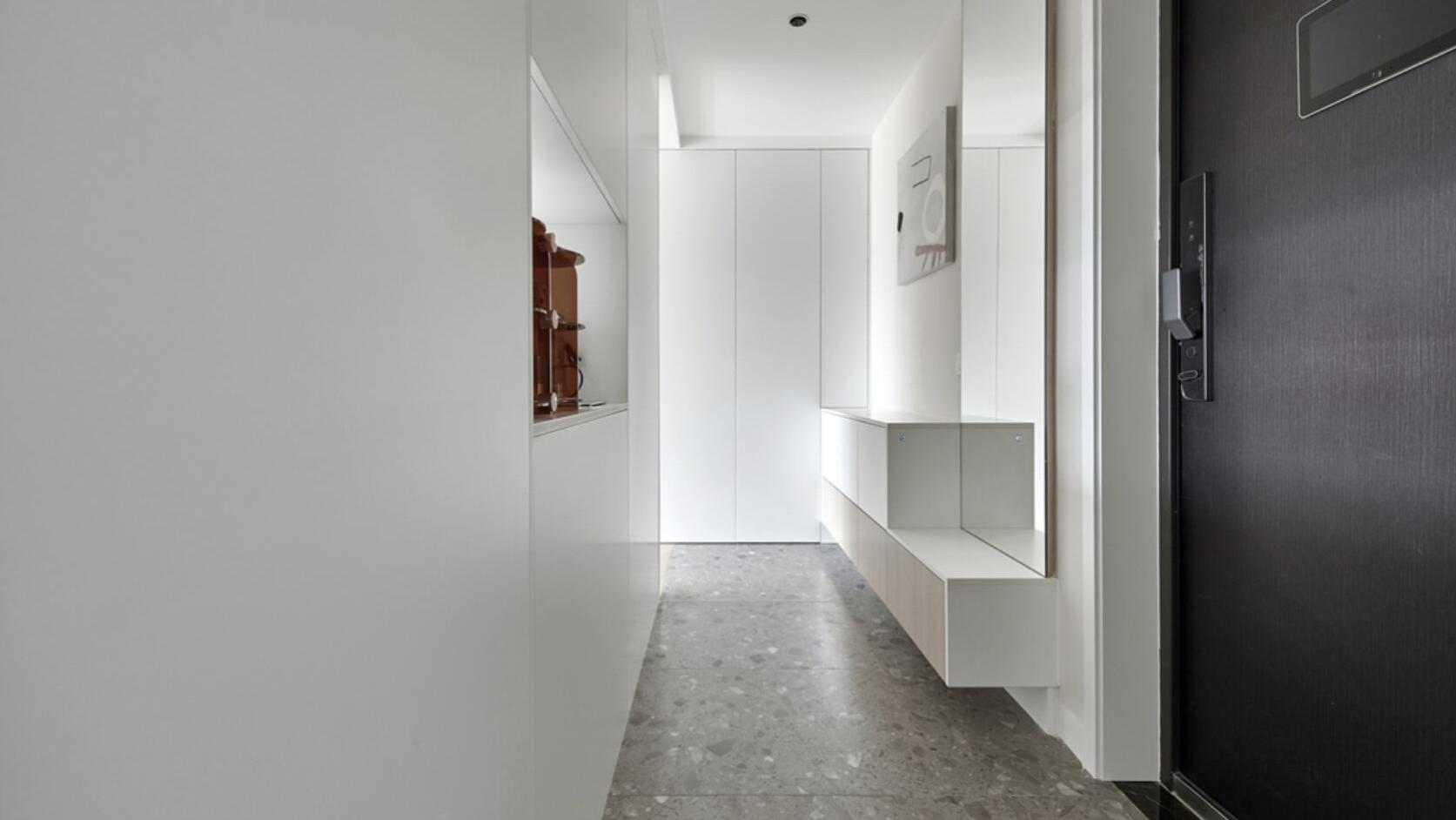 不到70㎡的户型，她却硬要“造”个玄关，完工后，收纳反而多一倍