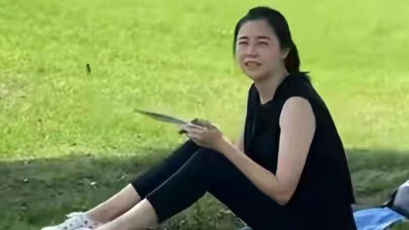 蒙嘉慧|蒙嘉慧晒生活近照，穿无袖背心身材发福变油腻，躺草地上姿势真牛