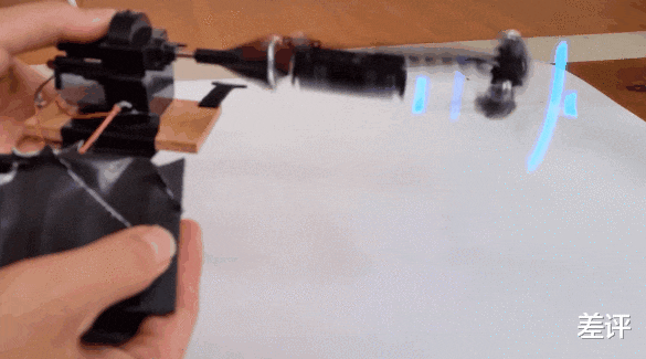 锤子|油管博主给蛇做了套义肢，有三千万人在线围观，大能人啊！