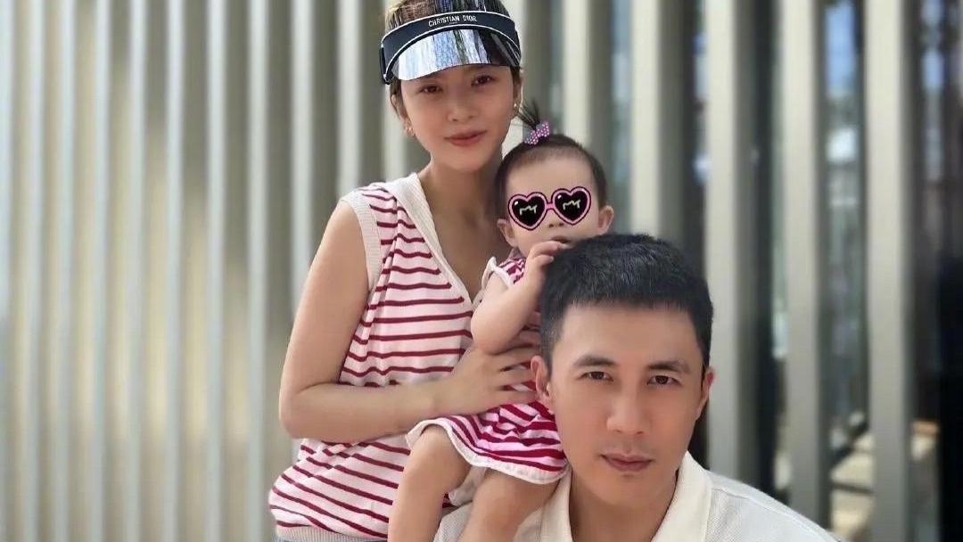 王灿|王灿一岁女儿好调皮，频繁跑步导致膝盖受伤，母亲晒照满是心疼