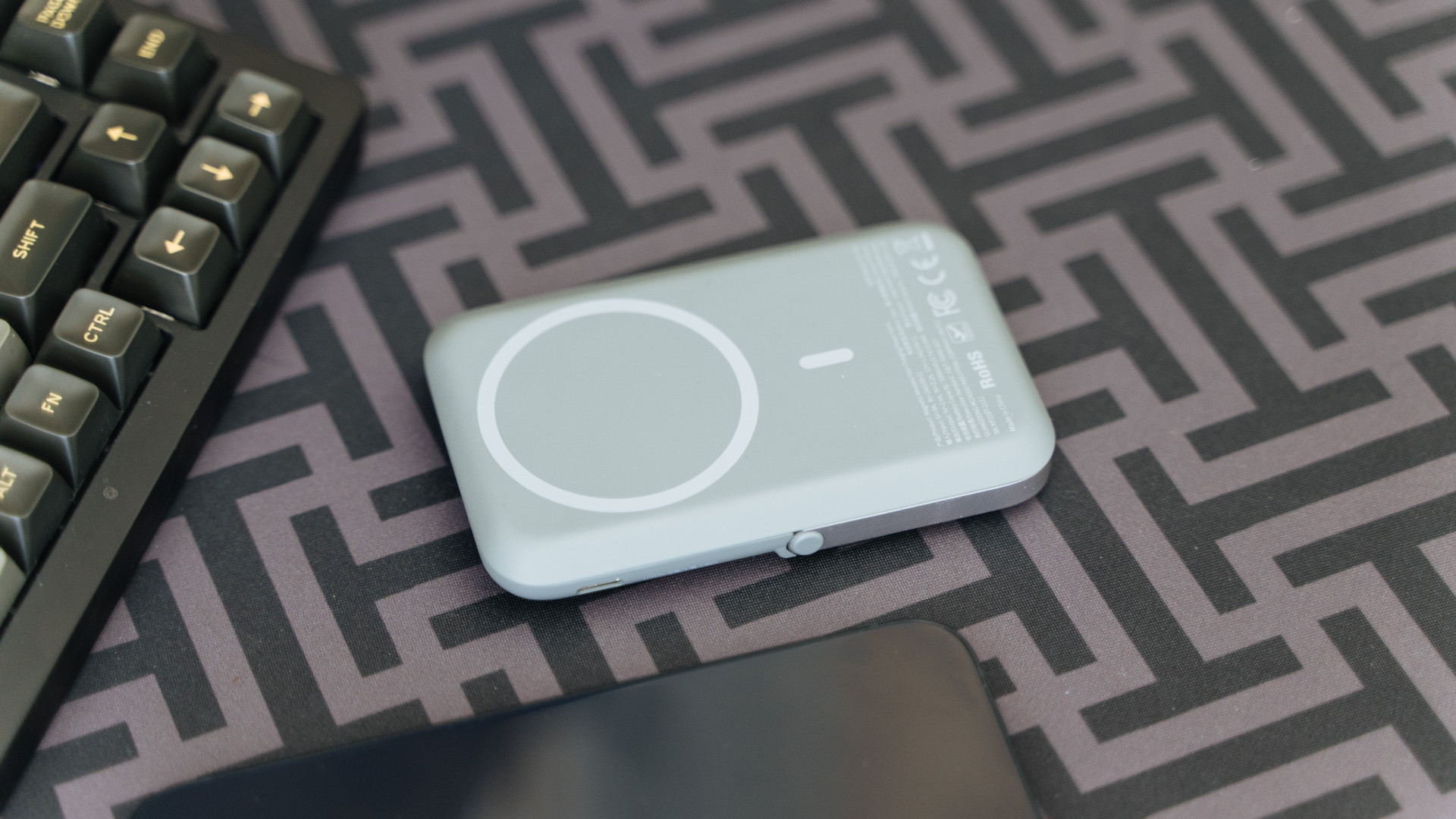 挣脱线材束缚的iPhone移动充电站，麦多多MagSafe无线充电宝评测