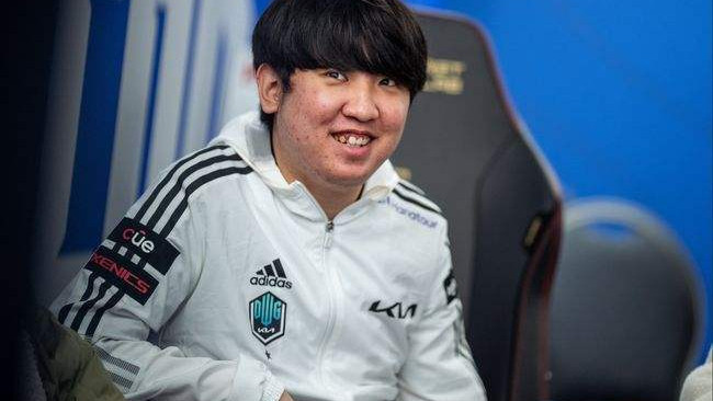 俯卧撑|英雄联盟：汉子哥直播做俯卧撑，这身体素质还参军