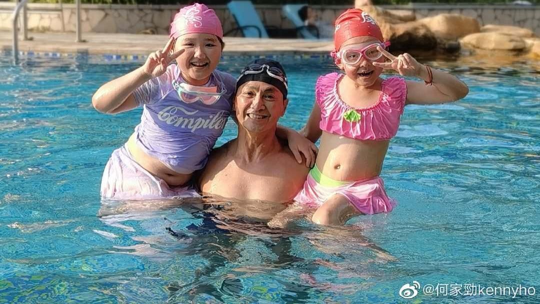 何家劲|62岁知名港星晒泳池照！被质疑隐婚生女，小家伙与其眉眼间太相似