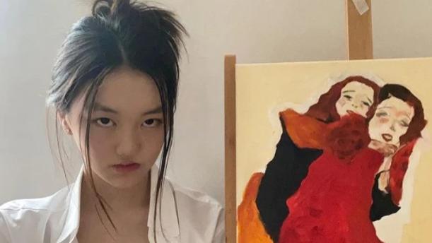 李嫣|想妈妈了？李嫣晒母女同框画面，王菲背着李嫣好宠溺好温馨