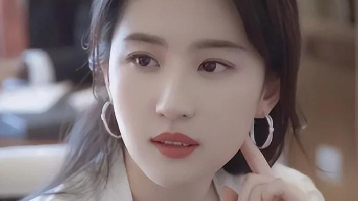 娱乐圈|娱乐圈公认的花瓶，靠颜值闯出一片天地