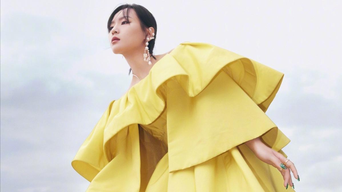 穿衣搭配|周笔畅穿上裙子也挺有韵味的，但被窦骁抱起来的时候，太抢镜了