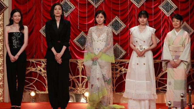 韩星|女星仪态差男星颜值低，日娱明星红毯还不如韩星，造型奇葩又廉价