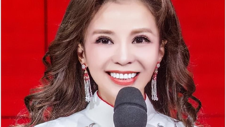 朱迅|48岁央视主持朱迅扮老，撞脸蔡明一脸委屈，网友评论更加扎心