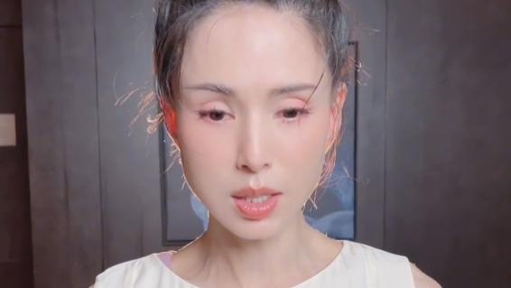 李若彤|55岁李若彤近照引热议！瘦到皮包骨眼皮怪异，眼含热泪唱歌好深情