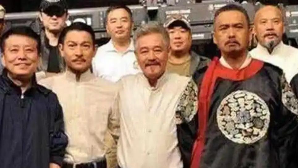 赵丽颖|与周润发刘德华合照，赵本山仍稳居C位，他在圈中是有多大的能耐