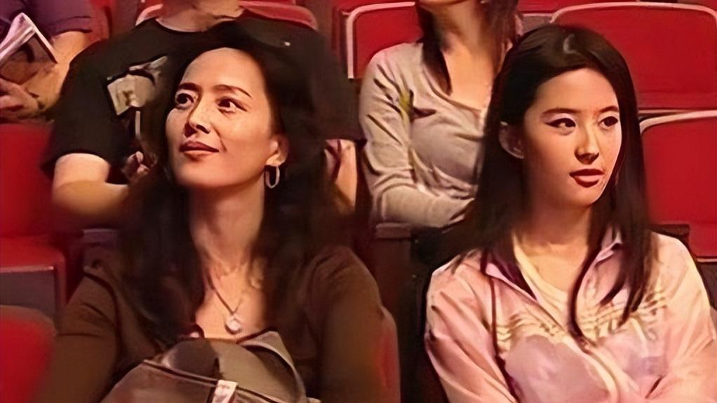 刘亦菲|刘亦菲妈妈刘晓莉：曾经著名的舞蹈演员，为了女儿放弃事业不后悔