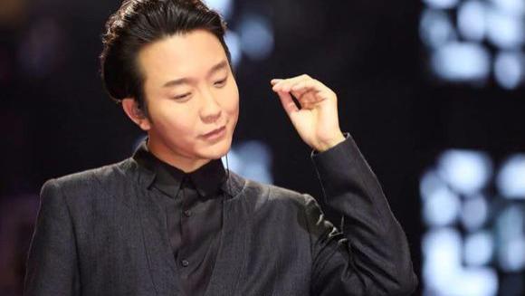 李玉刚|李玉刚有多渣？成名后抛弃糟糠之妻，二婚娶国外高官女儿