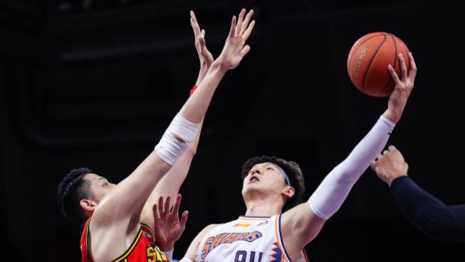 王哲林|16分逆转！CBA神仙打架，三巨头69+25+11拒爆冷，王哲林打爆沈梓捷