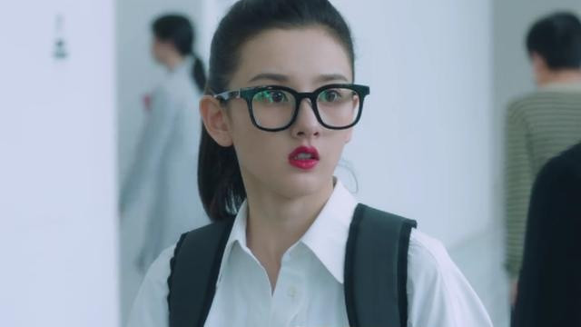 |宋祖儿妆容精致被嫌土，《盛装》货不对版的剧情，让时尚剧露马脚