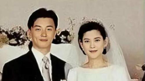 分手费|李富真罕见出镜，穿职业装鞠躬很谦虚，离婚时前夫获八千万分手费