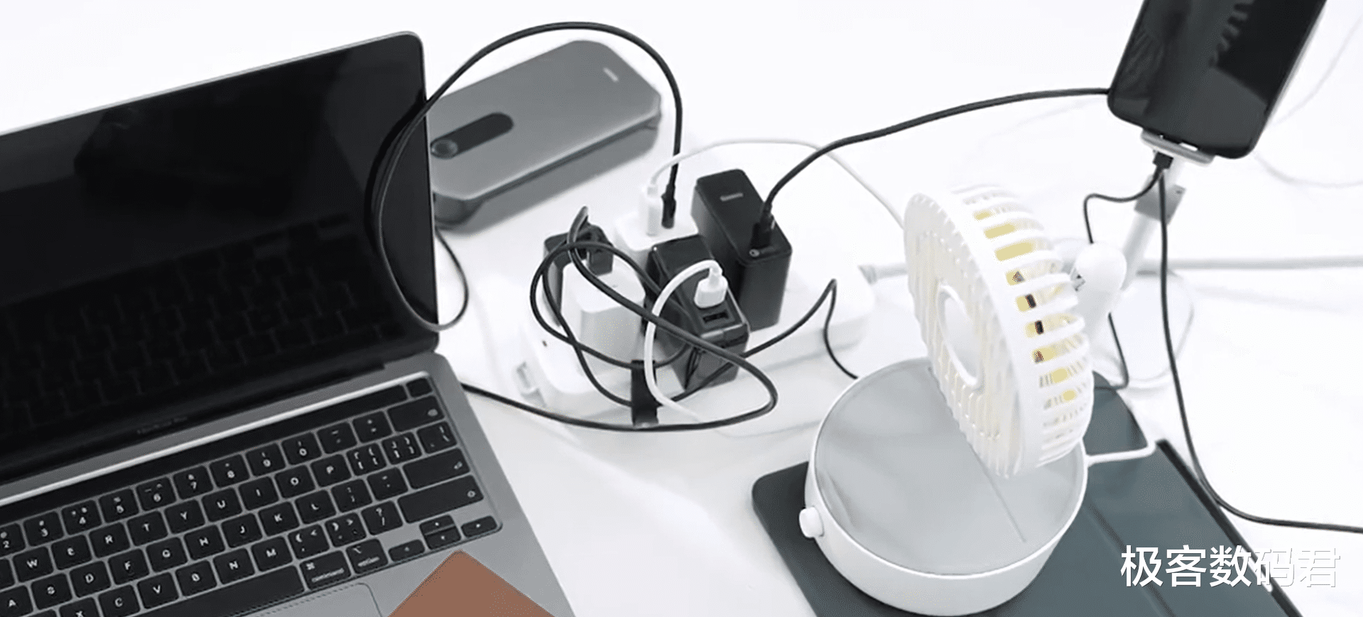 充电器|真的爽到我了!有了它插排和充电器都省了,65W氮化镓桌面充电器