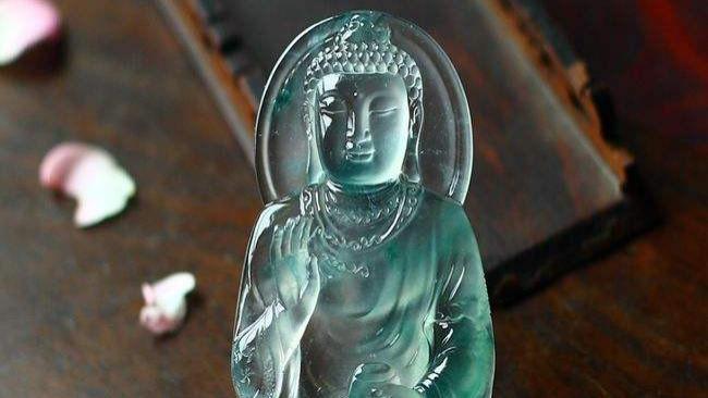 翡翠|为什么你的翡翠越戴越黑？