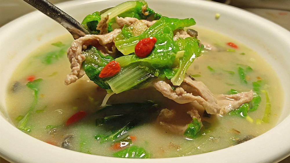 皮蛋肉片汤的这种做法，汤汁奶白味道鲜美，是冷天适合的一道汤菜