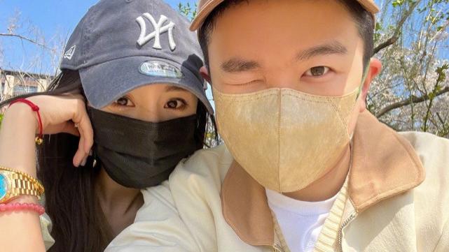 张大大|张大大晒和杨幂的春日出游照，二人坐在野餐垫上比肩拍摄，超有春天的感觉