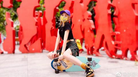 李彩桦|38岁“艾莉”李彩桦晒滑板照，麻花辫超短裤大长腿， 嫩过少女