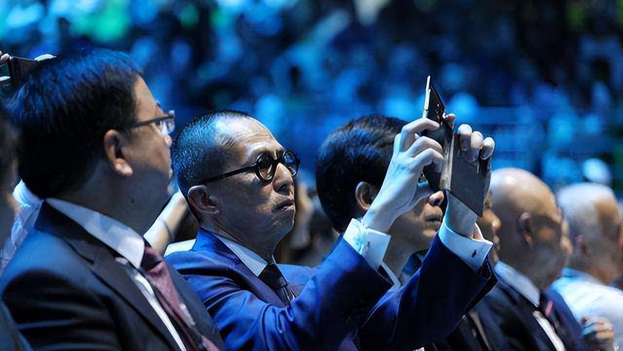 李泽楷|李泽楷不仅有个好爹，背后还有一位操纵者，帮助他成功赚千亿