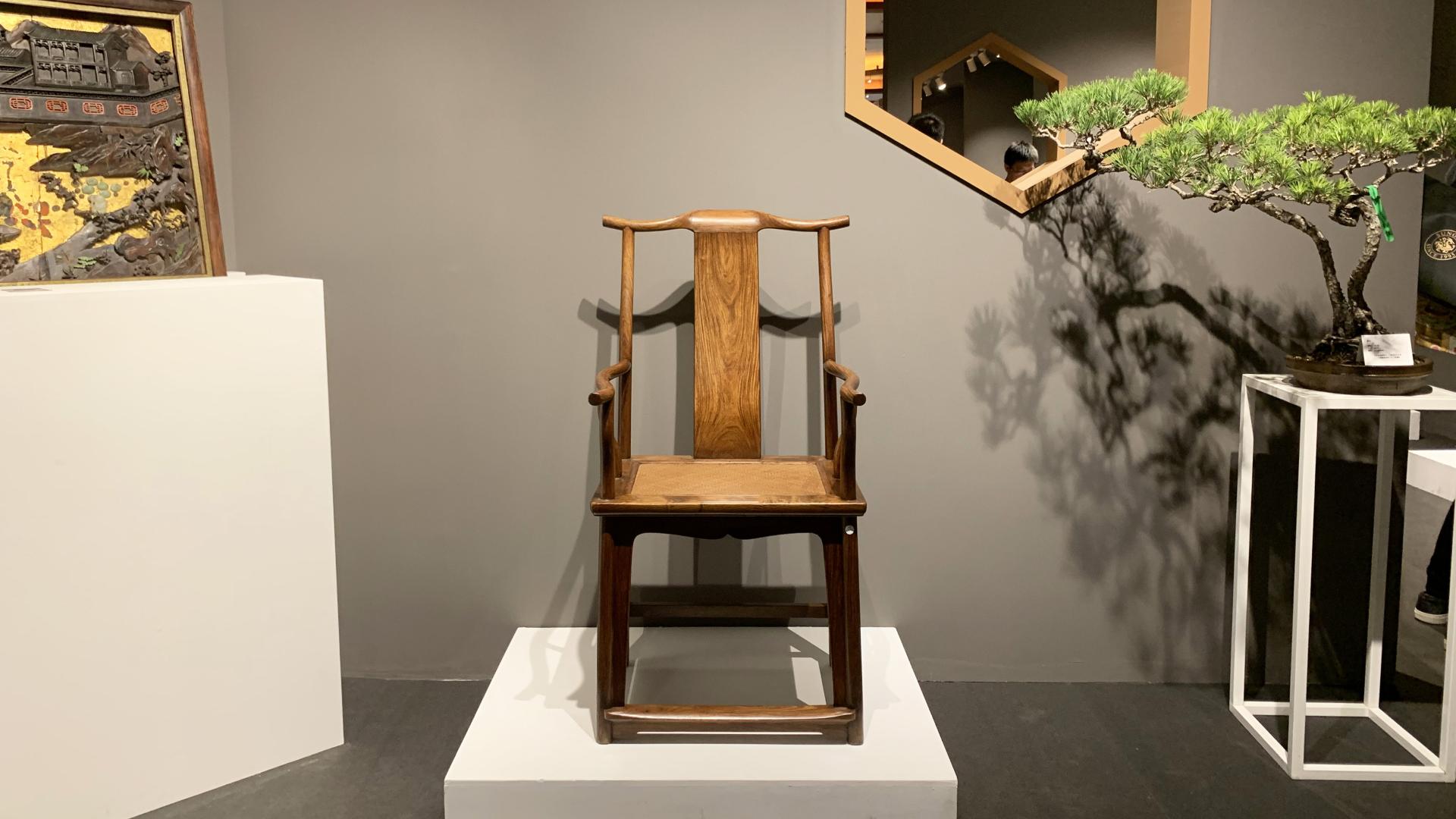 |三面券口、侧枨剑脊棱，金光闪闪黄花梨四出头椅