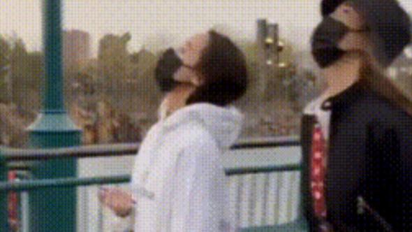 何超欣|谷爱凌何超欣逛环球影城，一路说笑关系亲密，一身名牌价值超7万