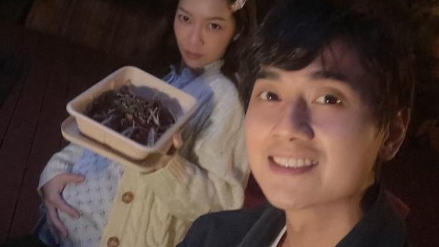 郑俊弘|TVB小生郑俊弘和挺大孕肚的何雁诗享受浪漫庆祝恋爱5周年