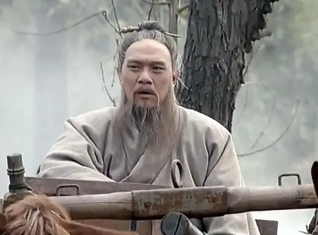 当年，唐国强接替张丰毅出演“雍正”，顺势向导演推荐了王绘春