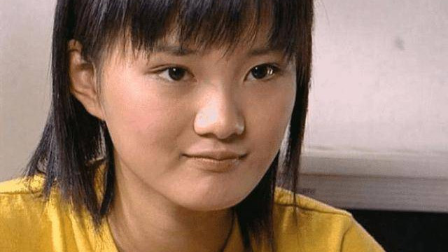 馨子|18岁靠父亲砸钱加戏，直接让黄圣给她作配，今35岁竟无戏可拍