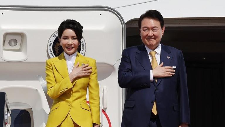 韩国第一夫人又去瑞士闪耀了！穿一身亮黄色赴瑞士，美得停不下来