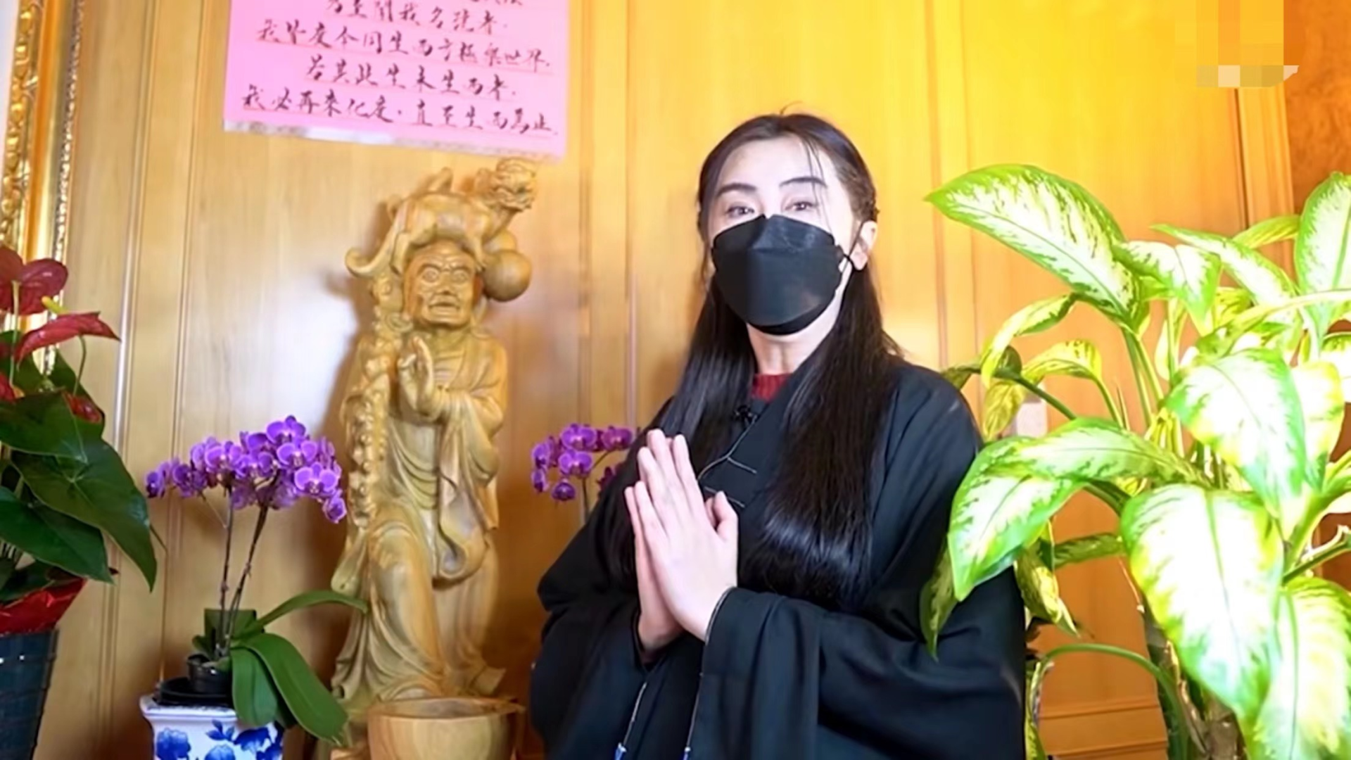 王祖贤|55岁王祖贤素颜现身海外寺庙，穿僧袍双手合十，身材发福仍优雅